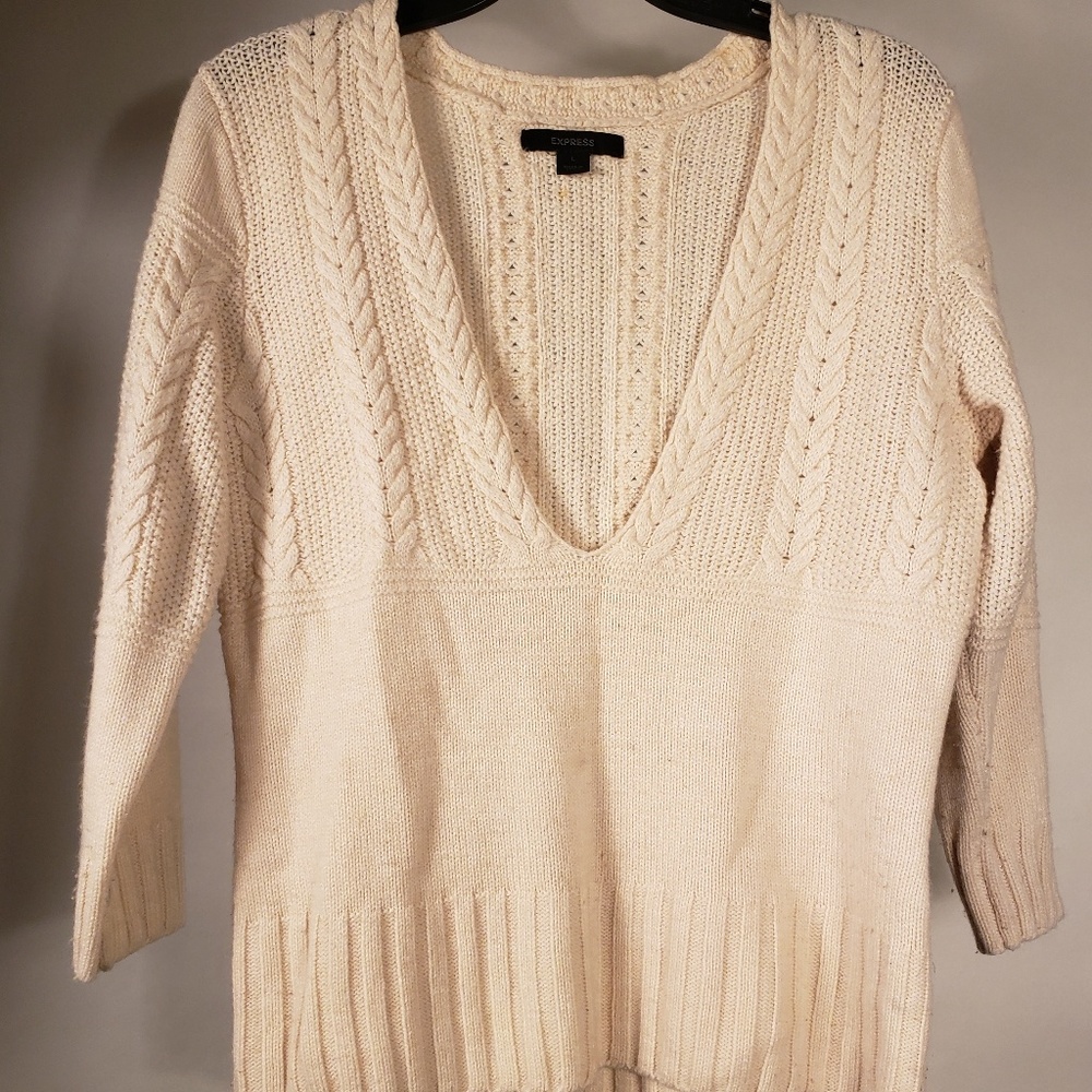 Women. White. Knit. Long sleeve. V-neck. Size L.